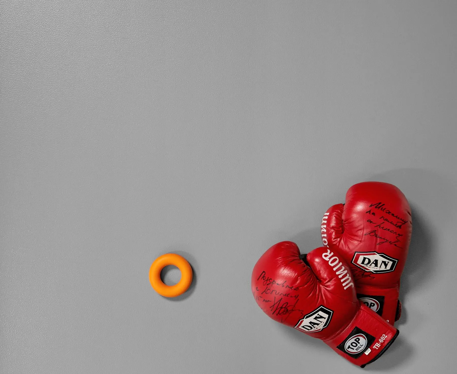 Купить Линолеум спортивный Таркетт Омниспортс Актив 65 Серый (Tarkett Omnisports ACTION Grey) 43 кл. от поставщика Консалт Паркет, детальное фото