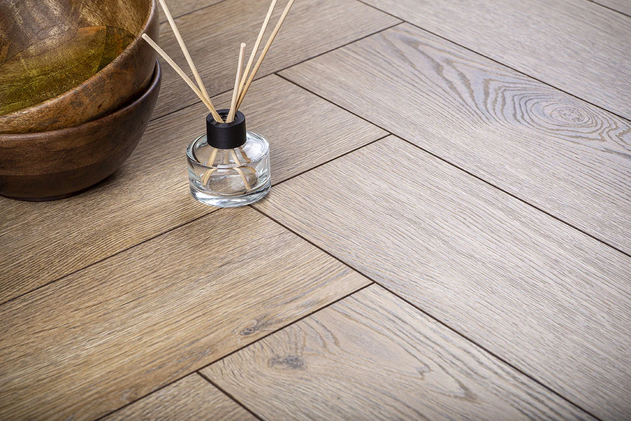 Ламинат Хомфлор Ёлочка 8 BR Пралине / Каджун Дуб (Homflor Herringbone Praline Cajun Oak) 33 кл. от поставщика Консалт Паркет, детальное фото